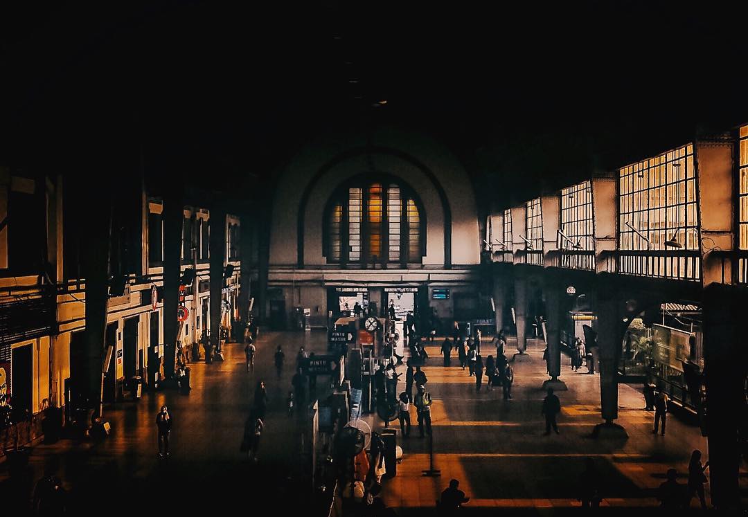 Interior Stasiun Jakarta Kota yang Megah