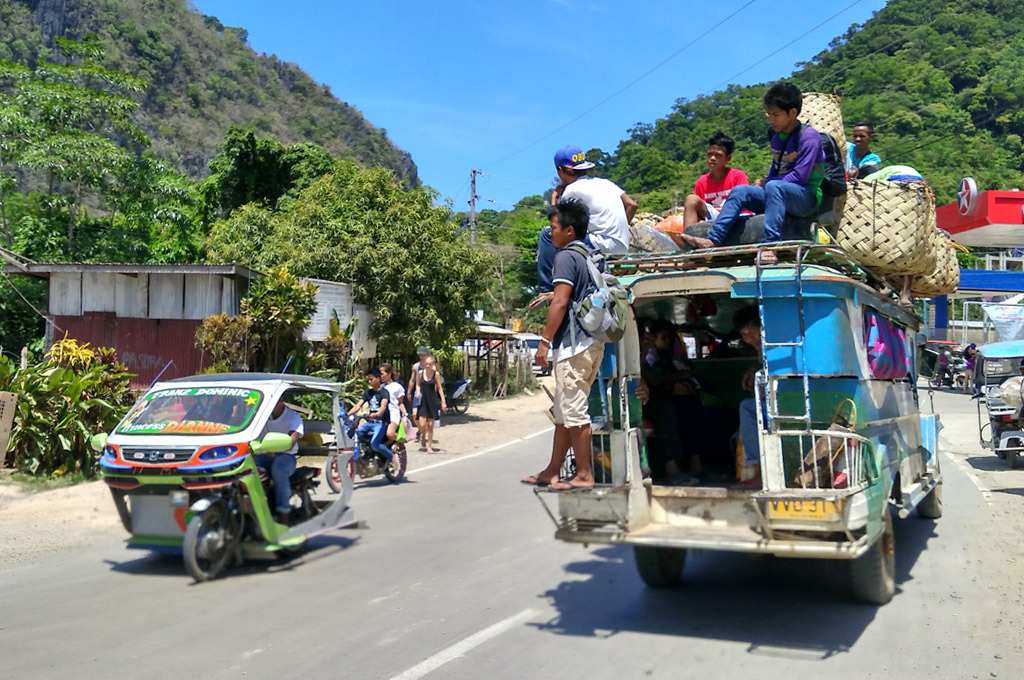 Transportasi lokal di El Nido. (foto: Alex Zulfikar)