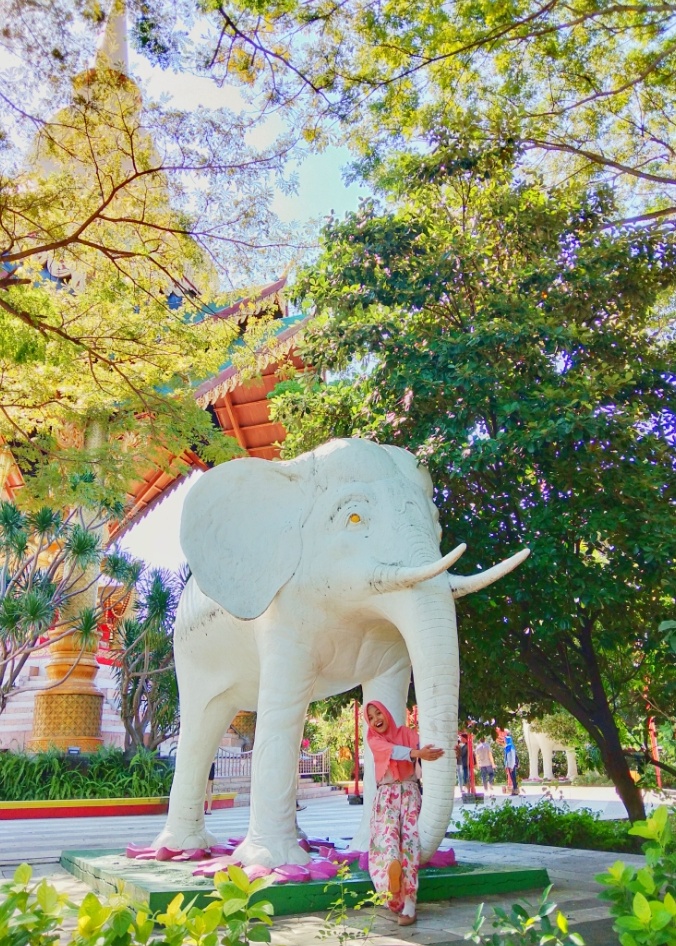 Selfi di patung gajah putih