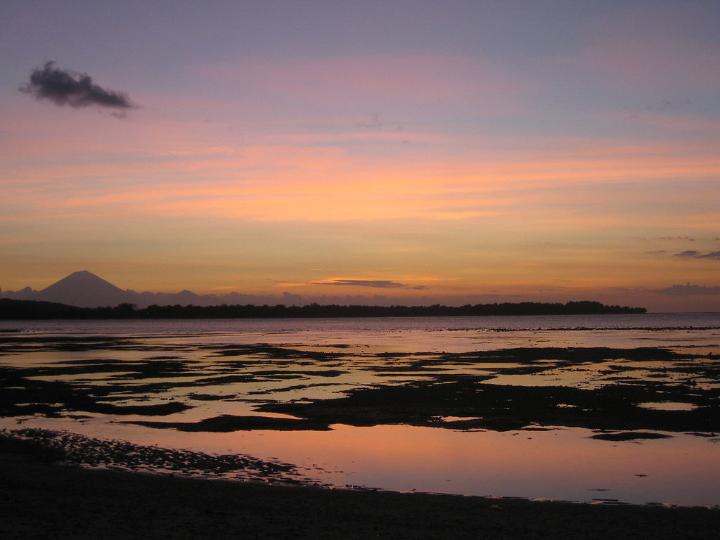 https://upload.wikimedia.org/wikipedia/commons/f/fa/Gili_Air_Sunset.jpg