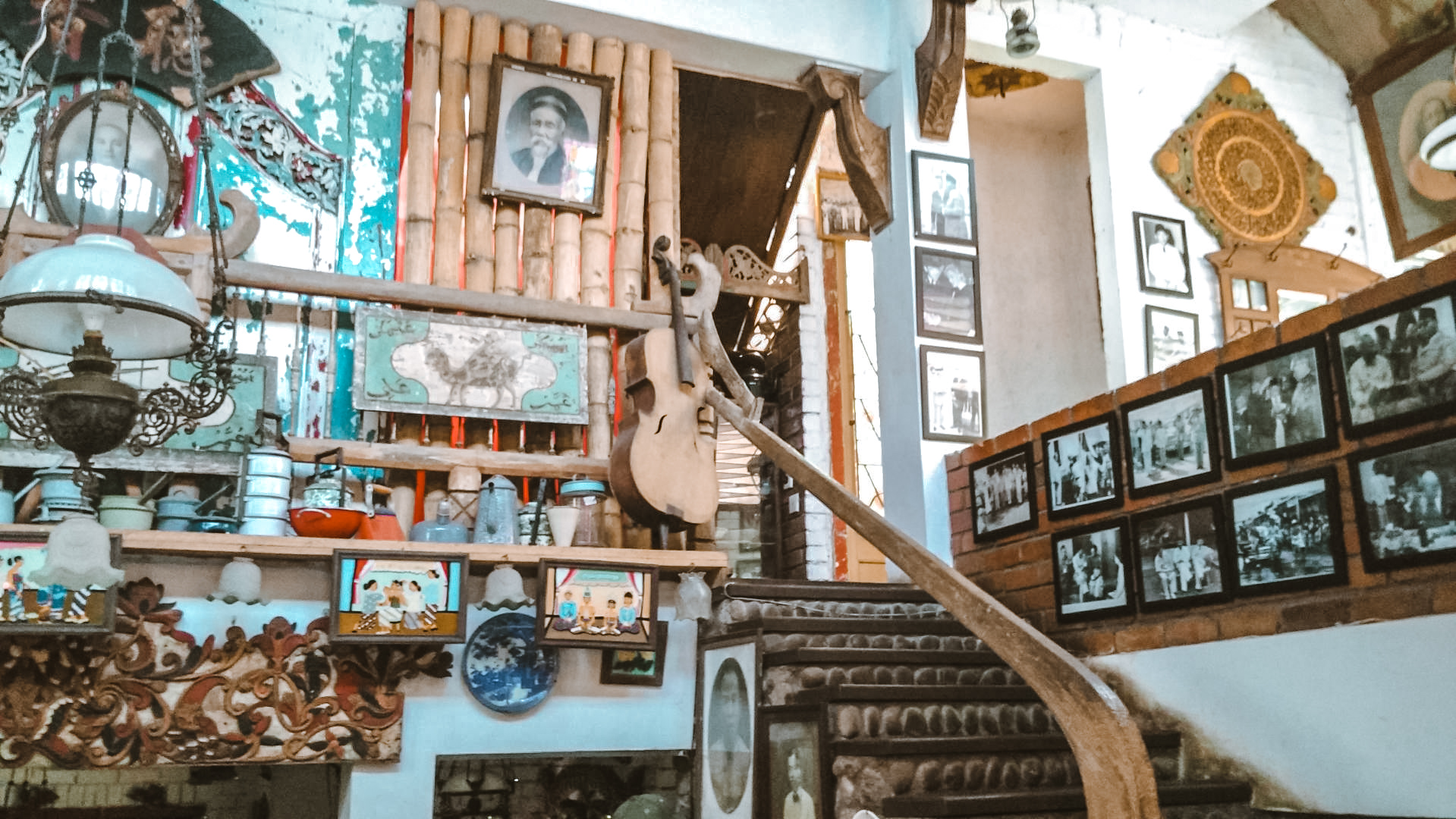 Dekorasi dengan deretan barang antik di Roemah Coffee Loe Min Toe
