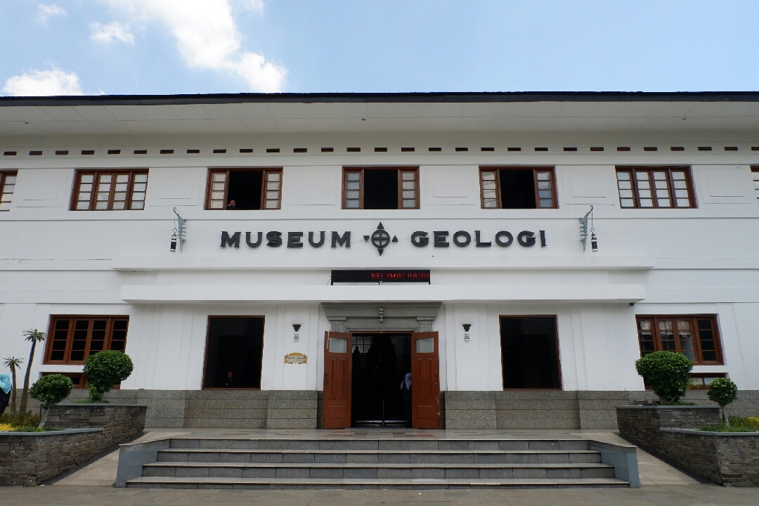 Museum Geologi Bandung, Wisata Masa Lalu Menemui TRex!