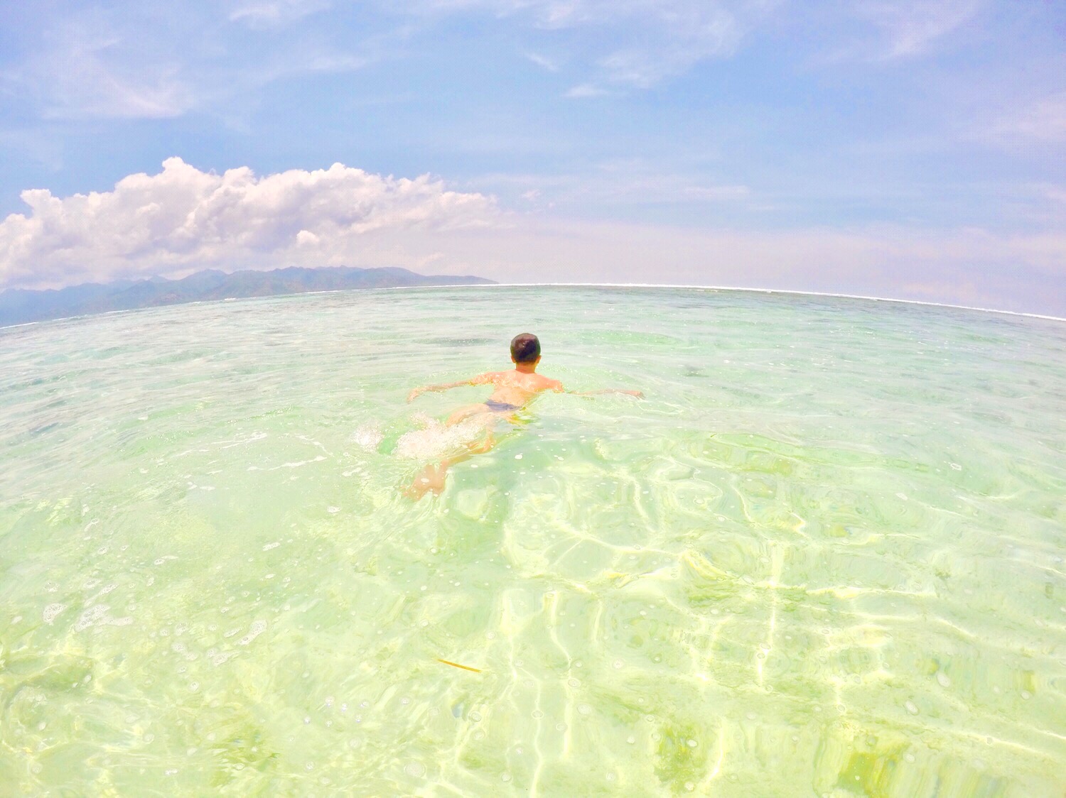 Berenang dengan Air yang Bersih dan Tenang (c) Muhamad Zayn/Travelingyuk