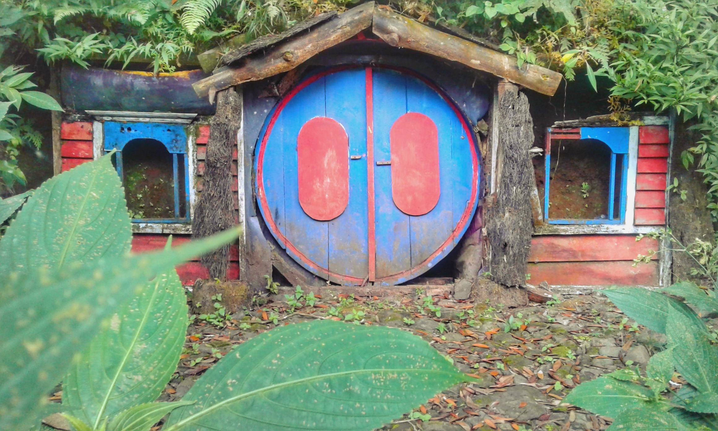 Rumah Hobbit Biru Merah (c) Eva Oktavikasari/Travelingyuk