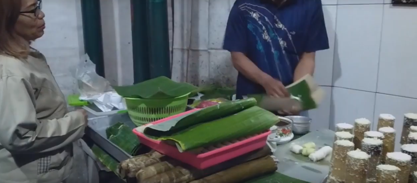 Penjual Puthu Lanang yang Cekatan (c) Karina Puspita Sari/Travelingyuk