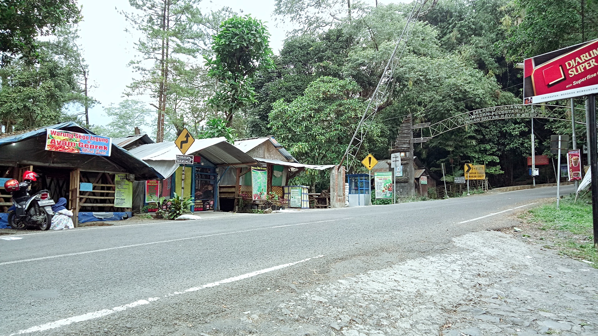 Jalan Sekitar Kedai (c) Dwi Wahyu Intani/Travelingyuk