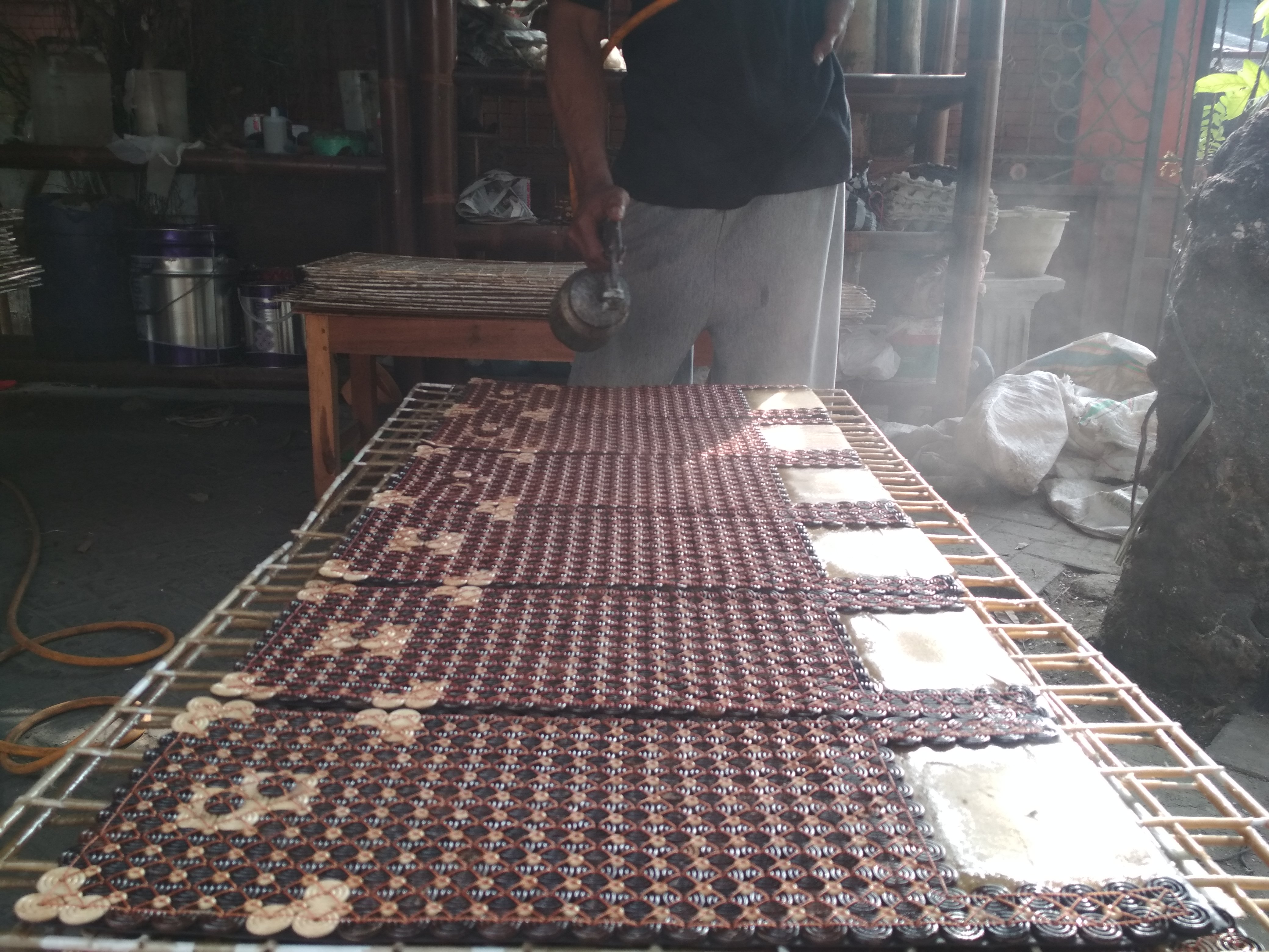 Proses Finishing pada Workshop Kampung Bathok (c) Mei Indriani/Travelingyuk