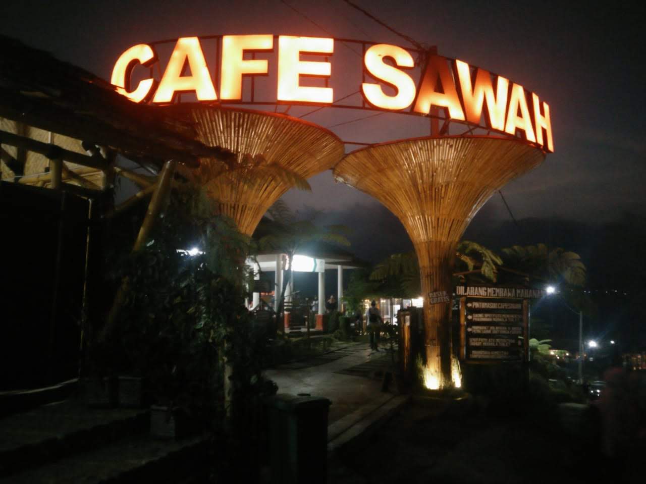 Suasana malam di Cafe Sawah  (c) Gema Ziqri Gemilang/Travelingyuk