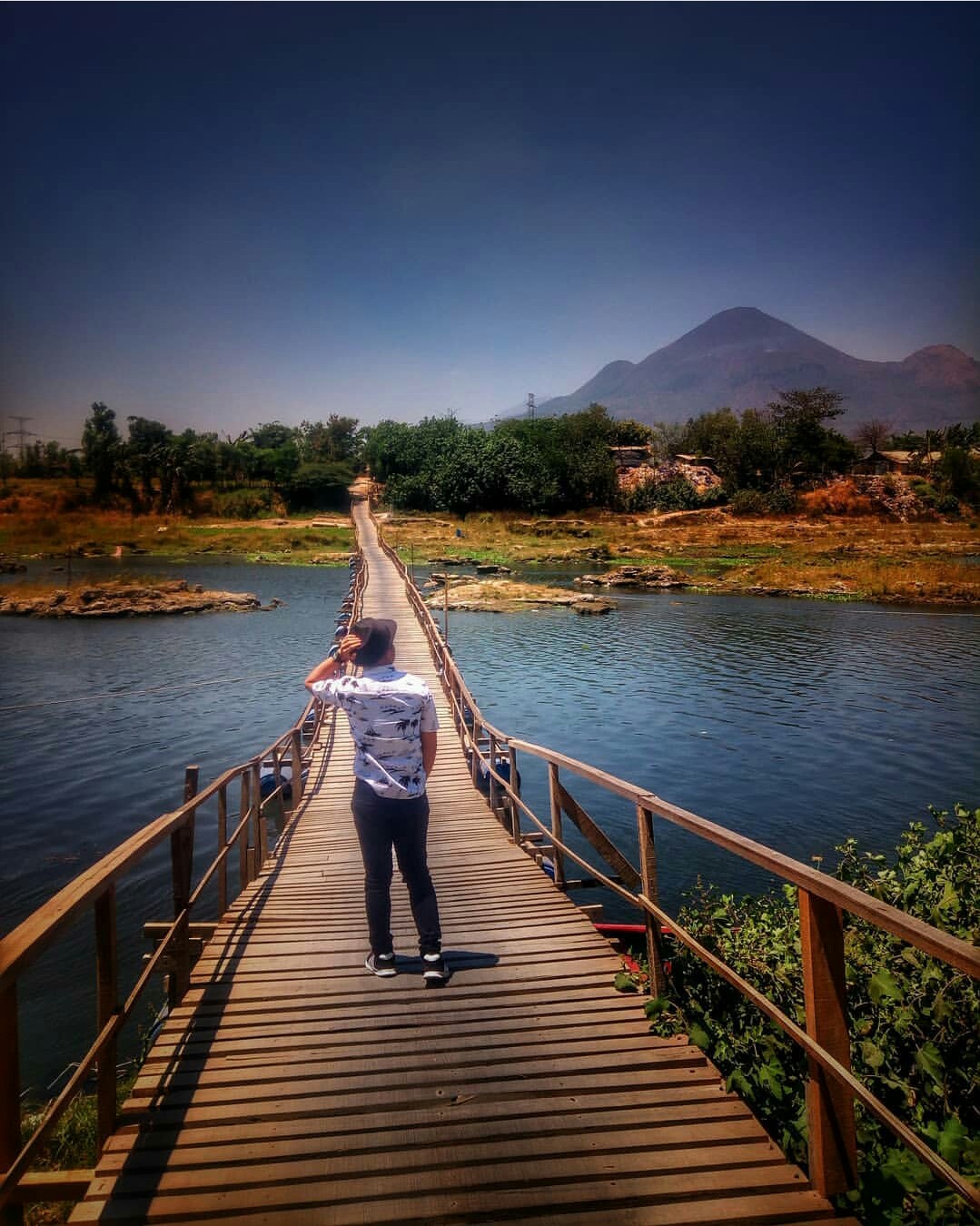 Menyeberang Sembari Mpemandangan Alam nan Indah via Instagram @frido_pranata