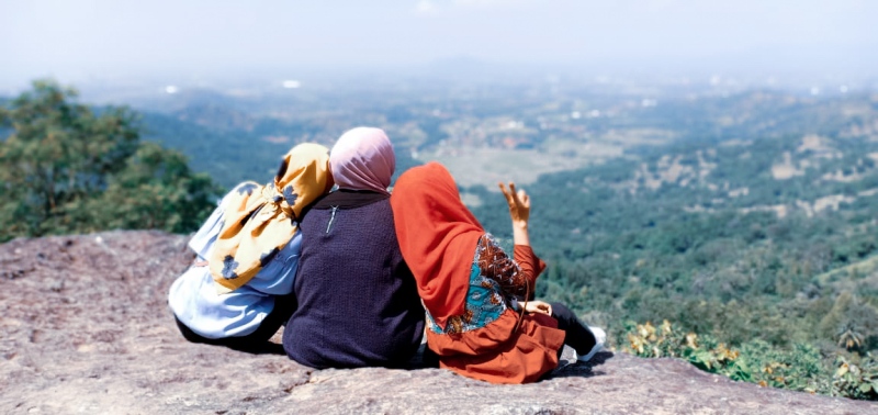 Bersantai bersama di Bukit Batu Lawang saat Sore Hari (c) Gadis Hadianty/Travelingyuk