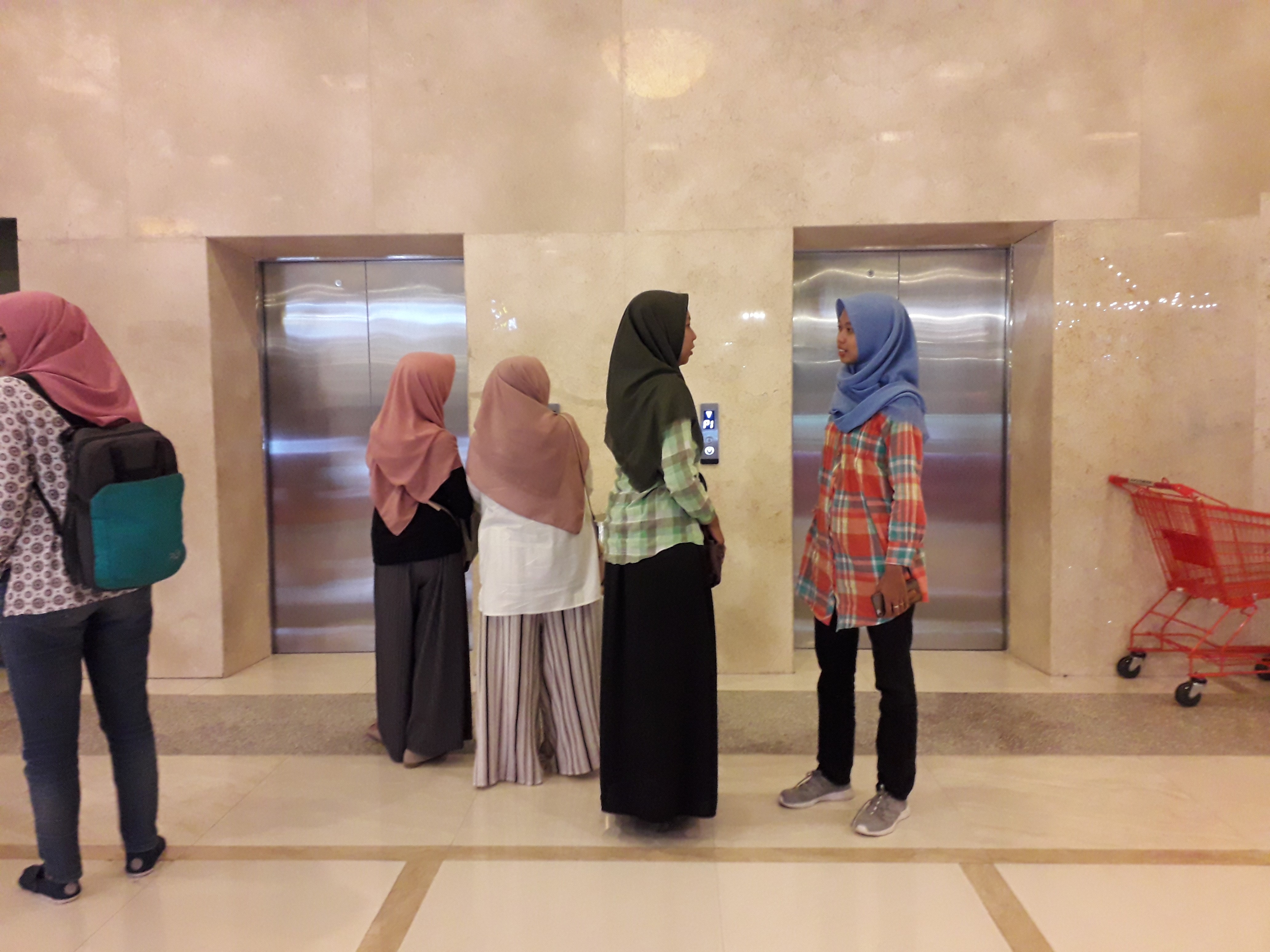 Lift Sleman City Mall (c) Siti Hanifah/Travelingyuk
